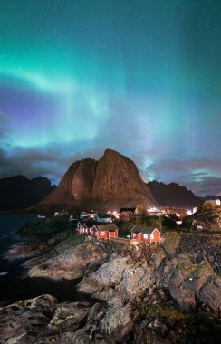 Kuzey ışıkları Aurora Borealis balıkçı s Köyü Hamnoy, Norveç, Lofoten Adaları'Reine yakınındaki klasik görünümü ile. Bu atışı desteklenmektedir tarafından harika bir Kuzey ışıkları show.
