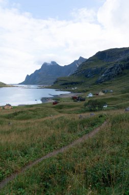 Hiking izlenimler Bunes, Manzaralı sahile Bunes Fjorden Lofoten Adaları üzerinde mavi bir gökyüzü bulutlar güneşli gün ile Norveç'te, kum.