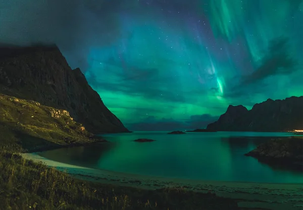 모래 해변 haukland, Kvalvika 및 Skagsanden 노르웨이, Lofoten 섬 돌 위에 오로라. 북부 조명 Lofoten 섬, 노르웨이. 극 광과 별이 빛나는 하늘. 그린으로 밤 풍경 — 스톡 사진