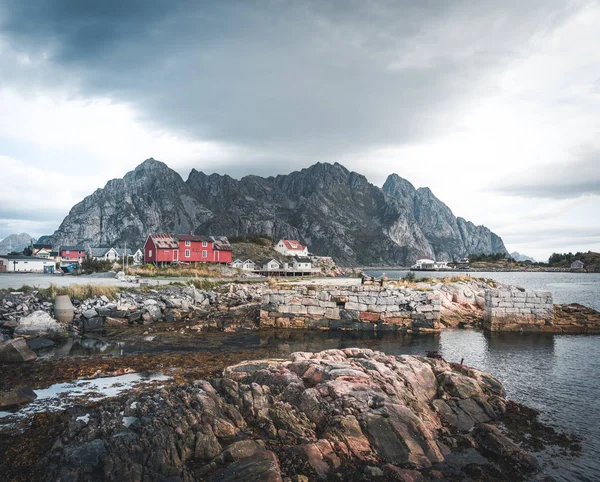 September 2018, Henningsvaer Lofoten island. Long Exposure of Henningsvaer fishing village on a cloudy day. Located on several small islands in the Lofoten archipelago. — Stock Photo, Image