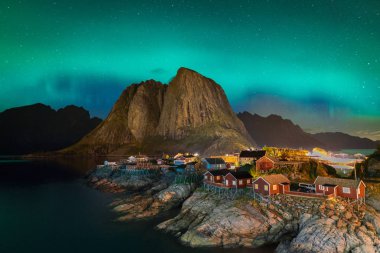 Kuzey ışıkları Aurora Borealis balıkçı s Köyü Hamnoy, Norveç, Lofoten Adaları'Reine yakınındaki klasik görünümü ile. Bu atışı desteklenmektedir tarafından harika bir Kuzey ışıkları show.