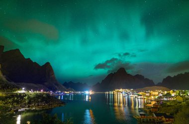 Kuzey ışıkları Aurora Borealis ışıklı balıkçı köyü reine lofoten Adaları üzerinde.