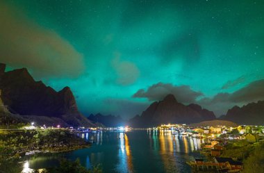 Kuzey ışıkları Aurora Borealis ışıklı balıkçı köyü reine lofoten Adaları üzerinde.