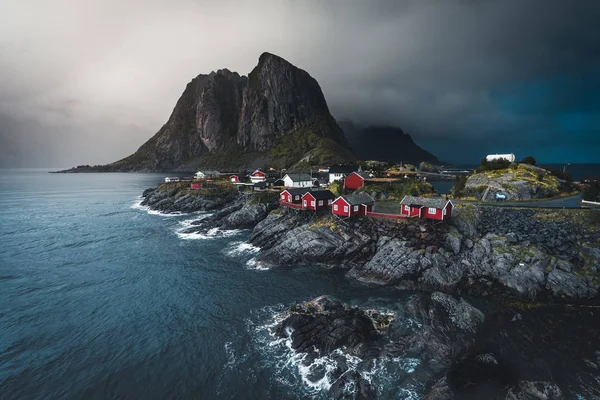 有名な観光の魅力ハムネイの漁村のロフォーテン諸島ノルウェー、レーヌの近くに赤いがりとパノラマの秋雲と青い空と海の波の家します。. — ストック写真