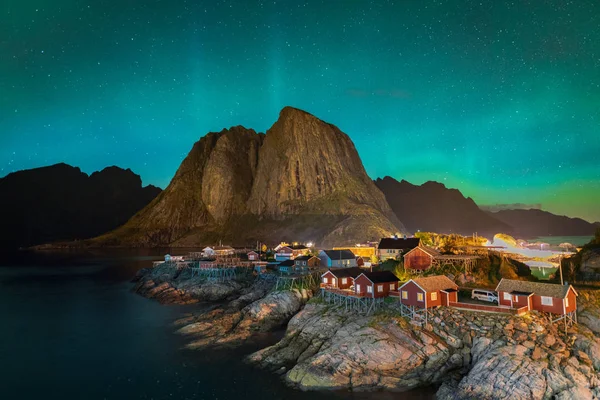 Kuzey ışıkları Aurora Borealis balıkçı s Köyü Hamnoy, Norveç, Lofoten Adaları'Reine yakınındaki klasik görünümü ile. Bu atışı desteklenmektedir tarafından harika bir Kuzey ışıkları show.