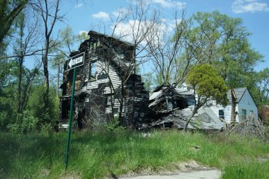 Detroit, Michigan, Mayıs, 2018: Terk edilmiş ve hasarlı tek aile ev şehir Detroit yakınlarında.