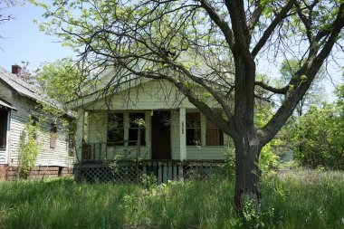 Detroit, Michigan, Mayıs, 2018: Terk edilmiş ve hasarlı tek aile ev şehir Detroit yakınlarında.