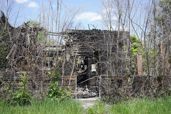 Detroit, Michigan, mei, 2018: Verlaten en beschadigde enkele familie thuis in de buurt van de binnenstad van Detroit. — Stockfoto