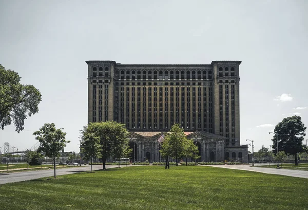 Детройт, штат Мичиган, США - октябрь 2018 года: вид на старое здание Центрального вокзала Мичигана в Детройте, которое служило крупным железнодорожным депо с 1914 по 1988 год . — стоковое фото