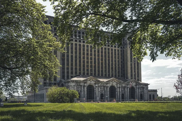 Detroit, Michigan, Spojené státy - říjen 2018: pohled ze staré stanice centrální Michigan v Detroitu, který sloužil jako hlavní vlakové depo od 1914-1988. — Stock fotografie