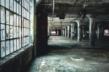 Detroit'te terk edilmiş Fisher araba fabrikası fabrika iç görünümü. Terk edilmiş ve o zamandan beri boş bitkidir.
