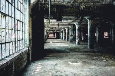 Detroit'te terk edilmiş Fisher araba fabrikası fabrika iç görünümü. Terk edilmiş ve o zamandan beri boş bitkidir.