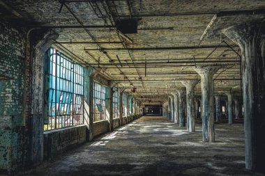 Detroit'te terk edilmiş Fisher araba fabrikası fabrika iç görünümü. Terk edilmiş ve o zamandan beri boş bitkidir.