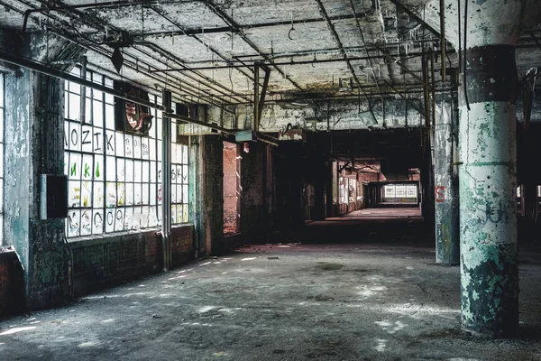 Vista interior da fábrica abandonada Fisher Body Plant em Detroit. A planta está abandonada e vazia desde então . — Fotografia de Stock