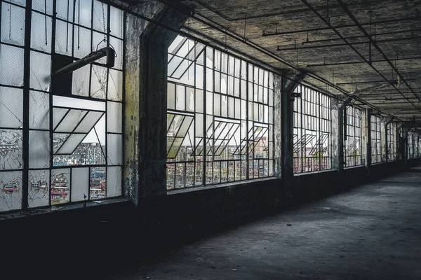 Detroit'te terk edilmiş Fisher araba fabrikası fabrika iç görünümü. Terk edilmiş ve o zamandan beri boş bitkidir. — Stok fotoğraf