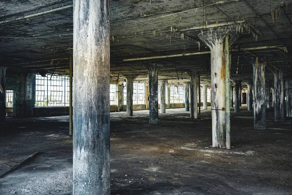 Interiör bild av övergivna Fisher Body växt fabriken i Detroit. Anläggningen är övergivna och ledig ända sedan. — Stockfoto