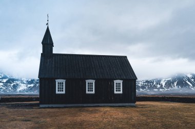 Ünlü pitoresk siyah kilise, Budir, ağır karlı havalarda sırasında İzlanda'daki Snaefellsnes Yarımadası bölgesi. İzlanda'da çekilmiş fotoğrafı.