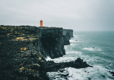Snaefellsnes Yarımadası, bulutlu bir günde Batı İzlanda kulede turuncu deniz feneri Svortuloft Skalasnagi.