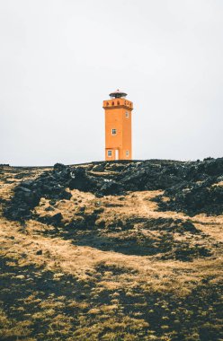 Snaefellsnes Yarımadası, bulutlu bir günde Batı İzlanda kulede turuncu deniz feneri Svortuloft Skalasnagi.