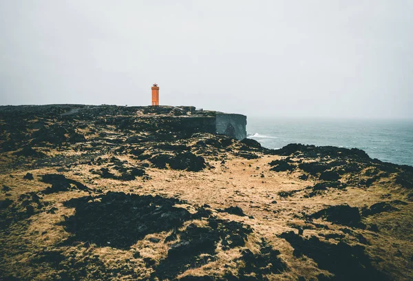 Phare orange Tour Svortuloft Skalasnagi dans la péninsule de Snaefellsnes, à l'ouest de l'Islande par temps couvert . — Photo