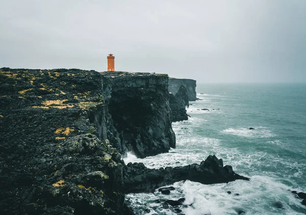 Faro naranja Svortuloft Torre Skalasnagi en la península de Snaefellsnes, al oeste de Islandia en un día nublado . —  Fotos de Stock