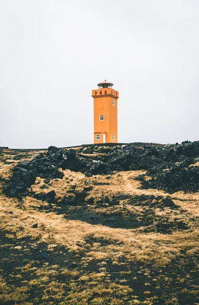 Oranje vuurtoren Svortuloft Skalasnagi toren op Snaefellsnes schiereiland, west IJsland op een bewolkte dag. — Stockfoto