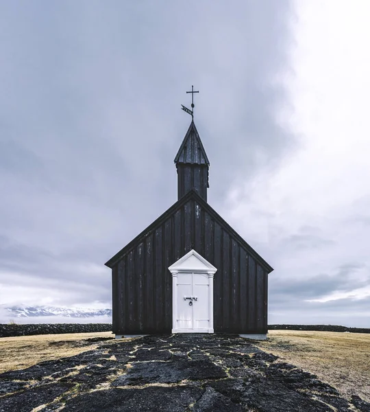 Знаменитая живописная черная церковь Будир на полуострове Снайфельснес в Исландии во время сильной снежной погоды — стоковое фото