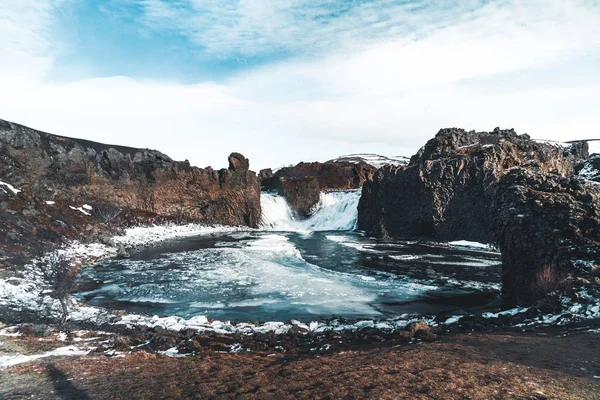 Slavné Hjalparfoss dvojité vodopád na jihu Islandu s nebe a mraky. Treking na Islandu. Cestování a krajinné fotografie koncept — Stock fotografie
