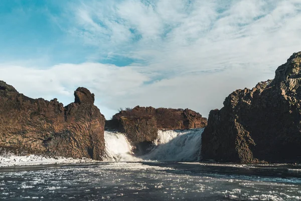 Известный Hjalparfoss двойной водопад в южной Исландии с небом и облаками. туризм в Исландии. Концепция путешествия и пейзажной фотографии — стоковое фото