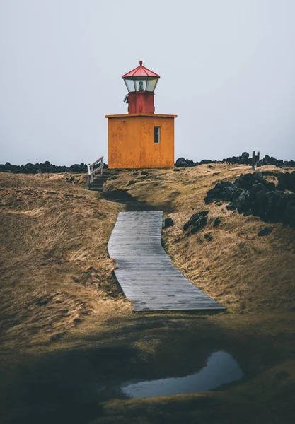 Farol de Laranja Torre Svortuloft Skalasnagi na Península de Snaefellsnes, oeste da Islândia, em um dia nublado . Imagens De Bancos De Imagens Sem Royalties