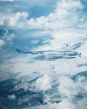 İzlanda'daki havadan görünümü. Havadan görünümü şaşırtıcı İzlanda manzara, buzul desenleri, dağlar, nehirler ve şekiller. Güzel doğal zemin. Gökten gelen İzlanda.
