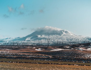 Güzel yayla İzlanda Mavi Göl kenarında Hekla kar dağlar arasında.