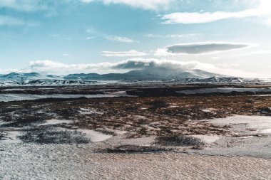Güzel yayla İzlanda Mavi Göl kenarında Hekla kar dağlar arasında.