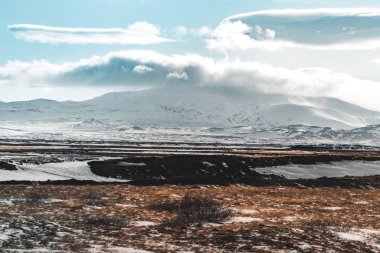 Güzel yayla İzlanda Mavi Göl kenarında Hekla kar dağlar arasında.