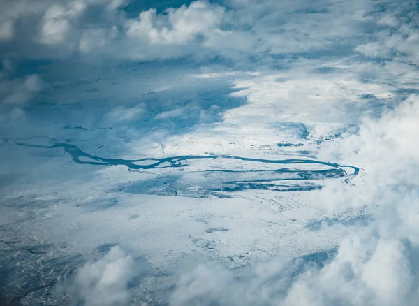 Légifelvételek Izland. A légi felvétel a csodálatos Izlandi táj, gleccser-minták, hegyek, folyók és alakzatok. Gyönyörű természeti környezettel. Izland égen. — Stock Fotó
