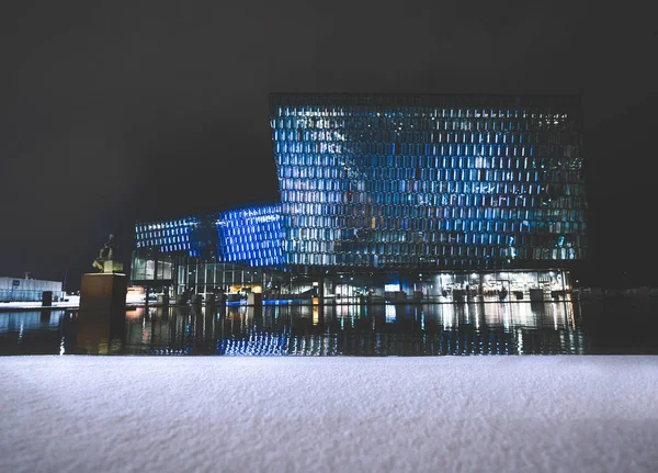 REYKJAVIK, ICELÂNDIA - FEVEREIRO 17: Exterior da Sala de Concertos de Harpa durante o inverno em 17 de fevereiro de 2019 em Reykjavik, Islândia — Fotografia de Stock