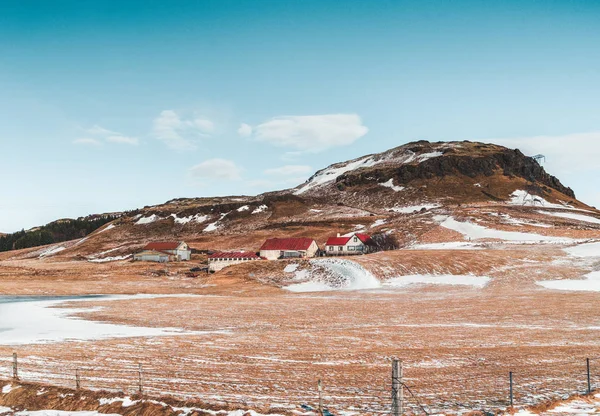 美丽高地的冰岛蓝色湖附近海克拉火山周围雪山之间. — 图库照片