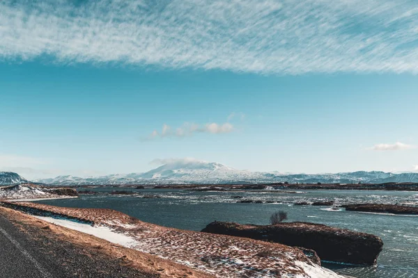 Beau lac bleu des hautes terres près de Hekla parmi les montagnes de neige . — Photo