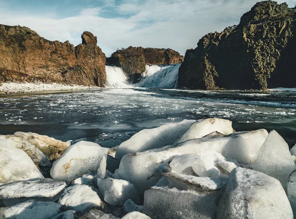 Διάσημοι Hjalparfoss διπλό καταρράκτη στη Νότια Ισλανδία με ουρανό και τα σύννεφα. ορεινή πεζοπορία στην Ισλανδία. Ταξίδια και τοπίο φωτογραφία έννοια — Φωτογραφία Αρχείου