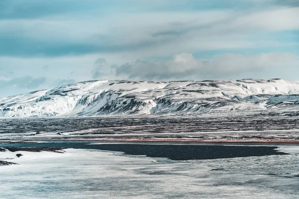 Bellissimo altopiano ghiandaia lago blu vicino Hekla tra montagne di neve . — Foto Stock