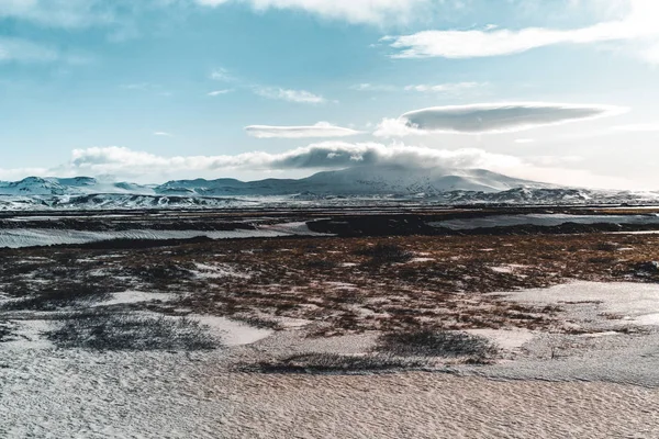 Mooie hoogland IJsland blauwe meertje in de buurt van Hekla in sneeuw bergen. — Stockfoto
