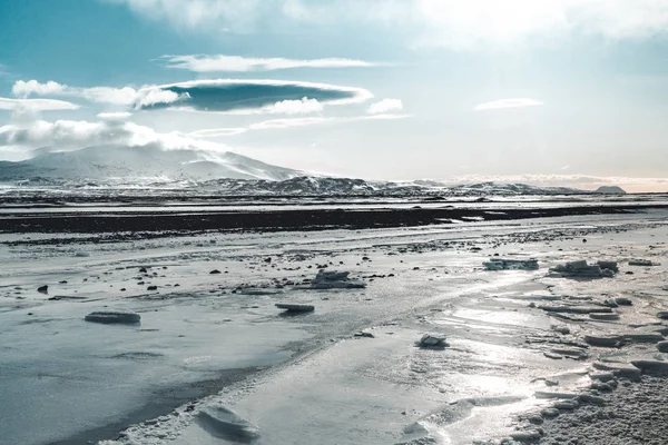 Lindo lago azul das terras altas perto de Hekla entre montanhas de neve . — Fotografia de Stock