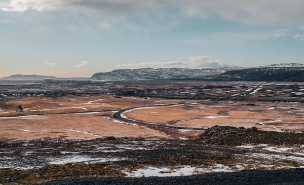 Wunderschöner Hochland-Islandsee in der Nähe von Hekla inmitten von Schneebergen. — Stockfoto