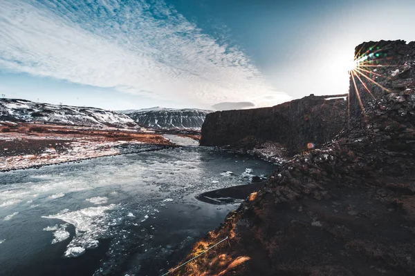 Ünlü Hjalparfoss şelale gökyüzü ve bulutlar ile Güney İzlanda'çift. Egirdir İzlanda '. Seyahat ve manzara fotoğrafçılığı kavramı — Stok fotoğraf