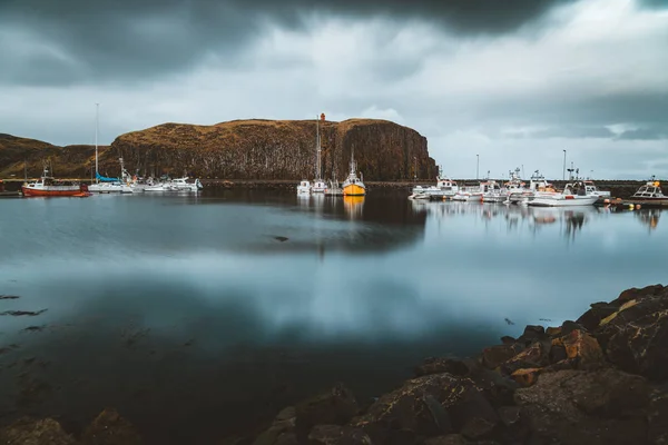 Grundarfjordur, Island - 03. Januar 2019: Hafen mit bewegungslosen Booten in der Dämmerung des Nachmittags, im Hintergrund der Vulkan Kirkjufell — Stockfoto