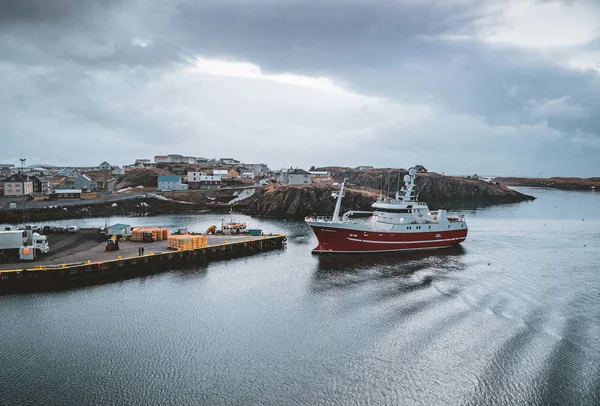 Grundarfjordur, Islândia - 03 de janeiro de 2019: Porto com barcos imóvel durante o crepúsculo da tarde, Kirkjufell montanha vulcânica no fundo — Fotografia de Stock