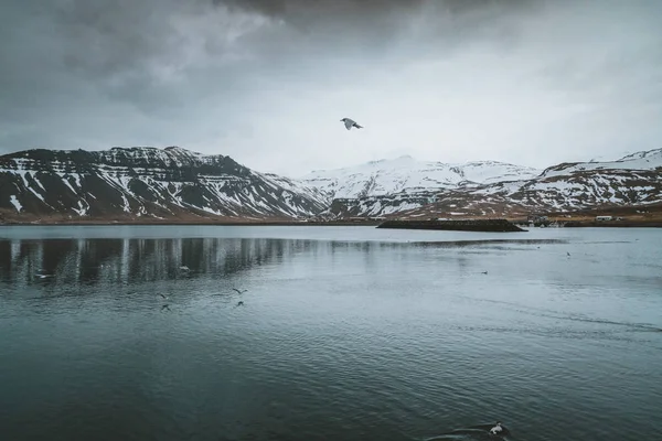 Kirkufell гірські гірських церкви англійською мовою з видом на затоку Grundarfjordur на Snaefellsnes півострові в західній Ісландії. — стокове фото