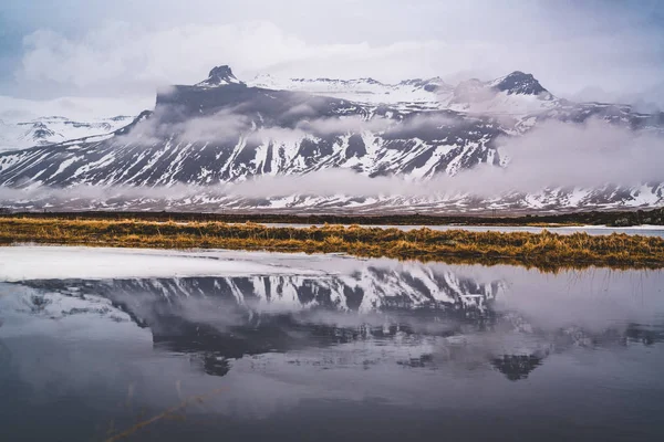 Reflet d'une montagne en Islande sur une baie océanique de l'Atlantique Nord . — Photo