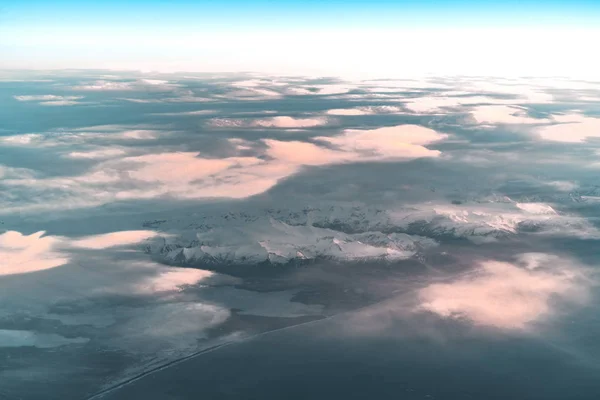 Vista aérea do nascer do sol na paisagem natural de inverno no norte da Islândia com geleiras no fundo. Montanhas cobertas de neve e geleira . — Fotografia de Stock