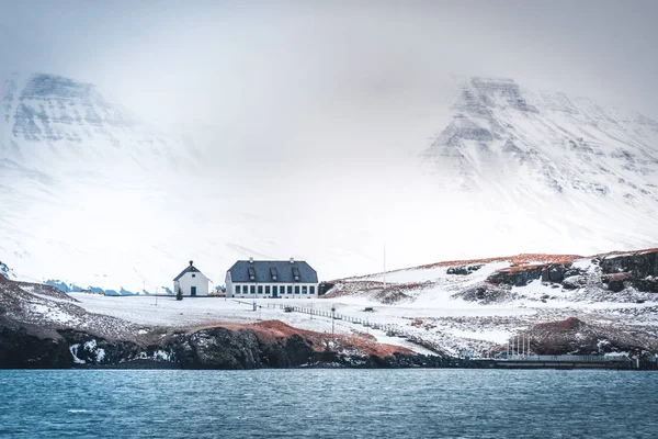 Videy und esjan in reykjavik, island mit schneebedeckten bergen und gelb-orangen wiesen. — Stockfoto